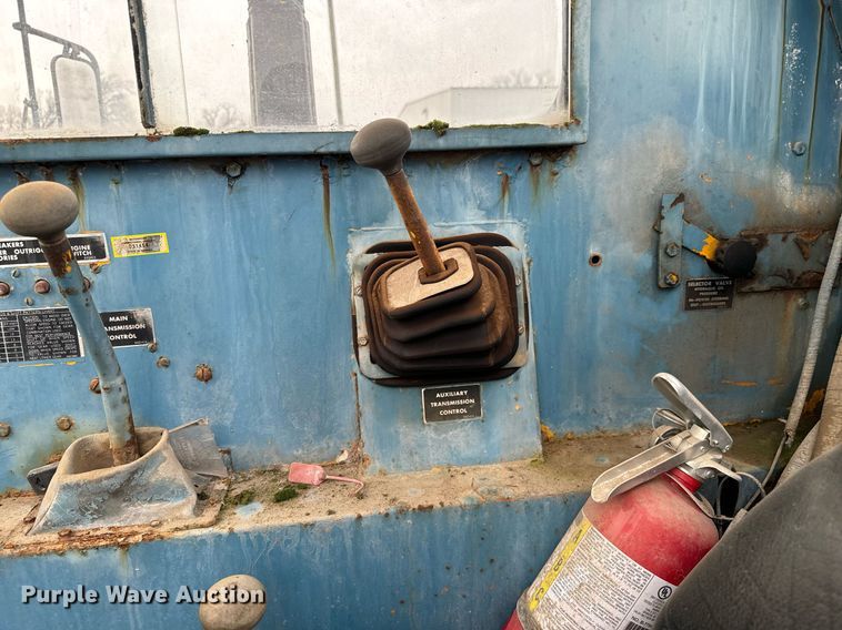 image for item NI9787 1971 International truck crane