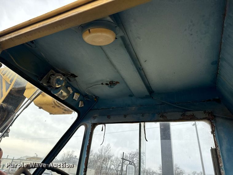 image for item NI9787 1971 International truck crane