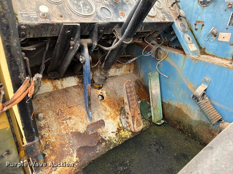 image for item NI9787 1971 International truck crane