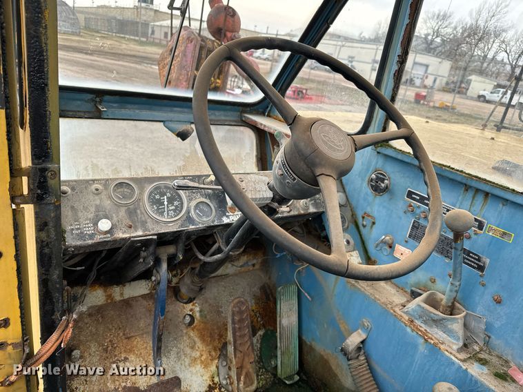 image for item NI9787 1971 International truck crane