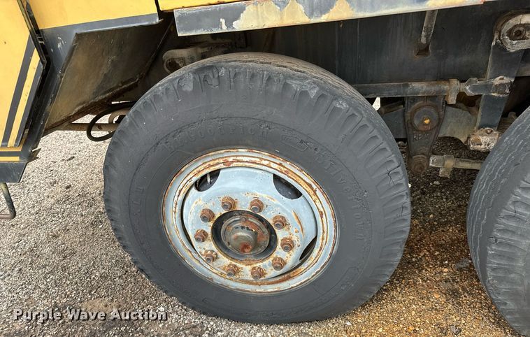 image for item NI9787 1971 International truck crane