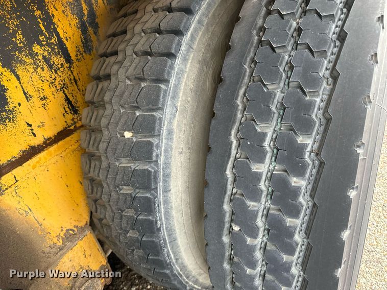 image for item NI9787 1971 International truck crane