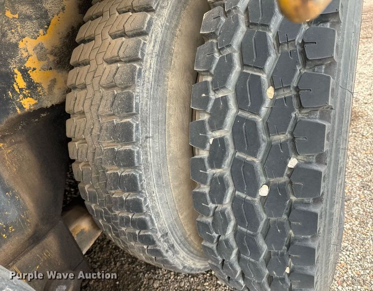 image for item NI9787 1971 International truck crane