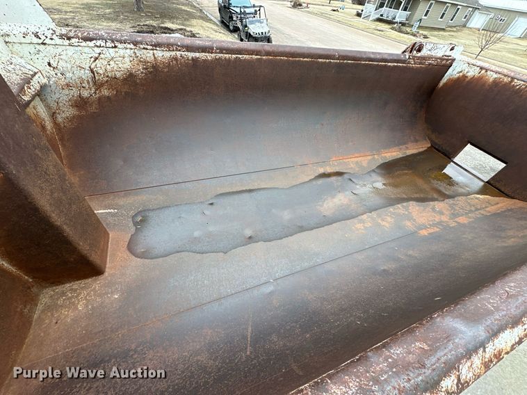 image for item NJ9282 1986 Freightliner  FLC dump truck