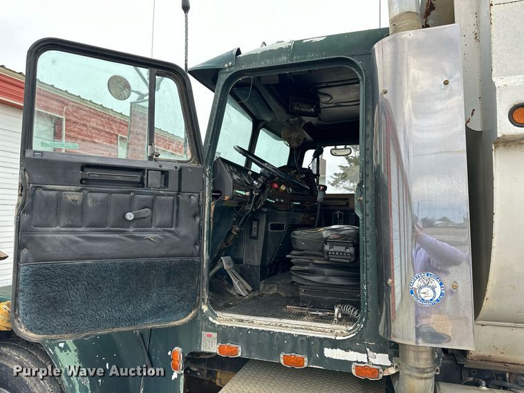 image for item NJ9282 1986 Freightliner  FLC dump truck