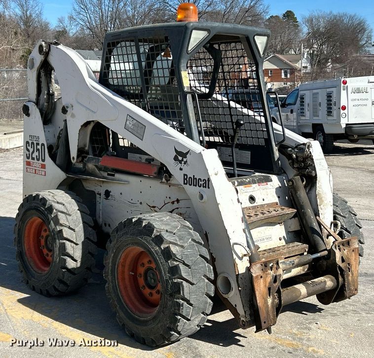 image for item NJ9543 2003 Bobcat S250 skid steer loader