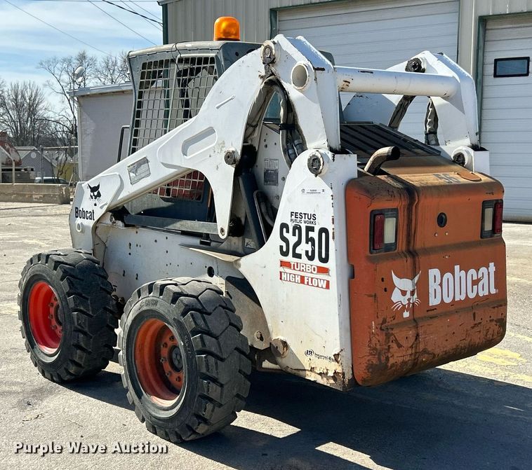 image for item NJ9543 2003 Bobcat S250 skid steer loader