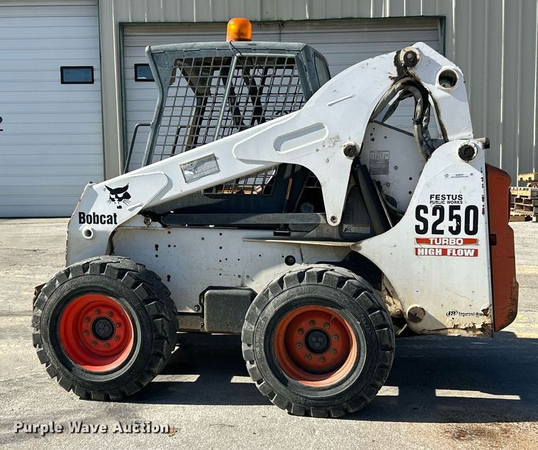 image for item NJ9543 2003 Bobcat S250 skid steer loader