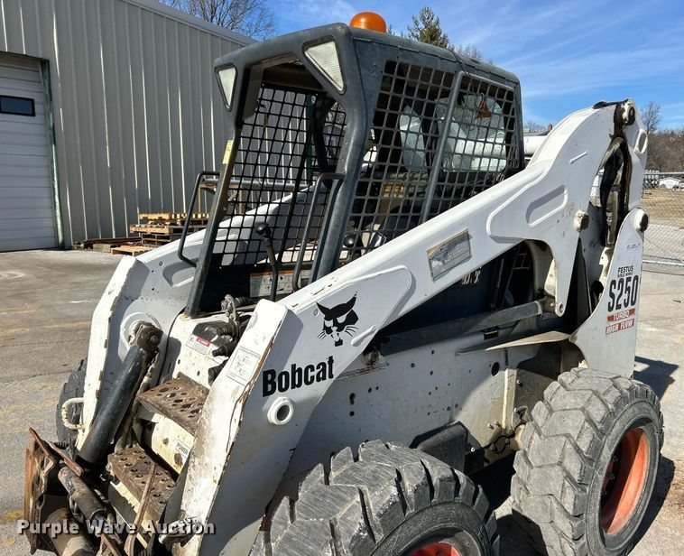 image for item NJ9543 2003 Bobcat S250 skid steer loader