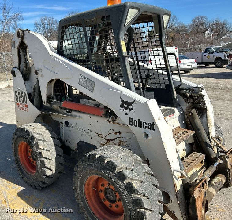 image for item NJ9543 2003 Bobcat S250 skid steer loader