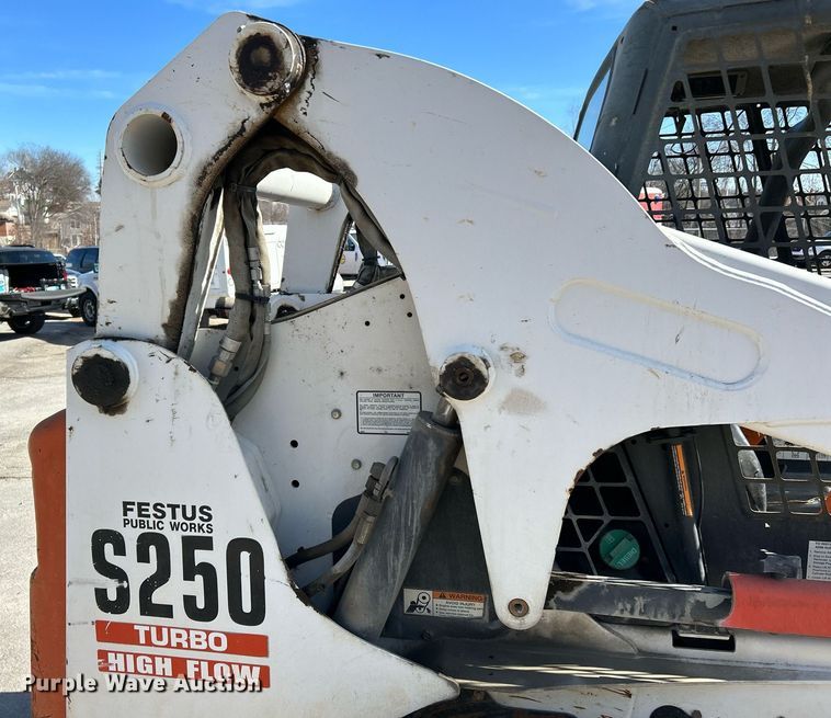 image for item NJ9543 2003 Bobcat S250 skid steer loader