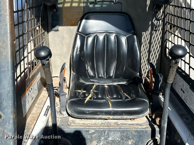 image for item NJ9543 2003 Bobcat S250 skid steer loader