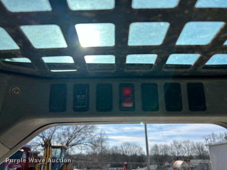 image for item NJ9543 2003 Bobcat S250 skid steer loader