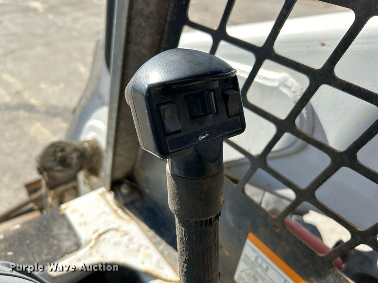 image for item NJ9543 2003 Bobcat S250 skid steer loader