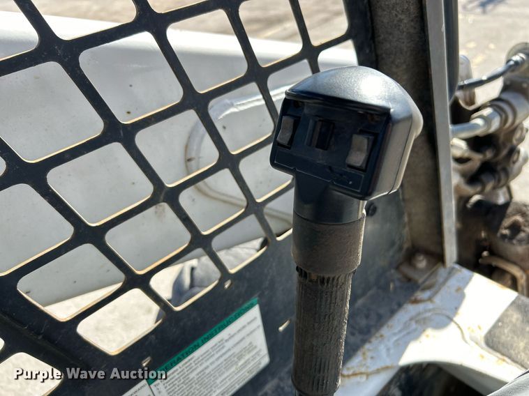 image for item NJ9543 2003 Bobcat S250 skid steer loader