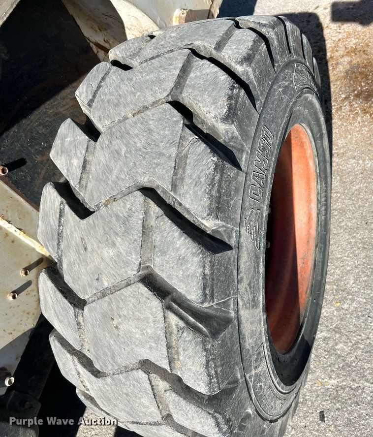 image for item NJ9543 2003 Bobcat S250 skid steer loader