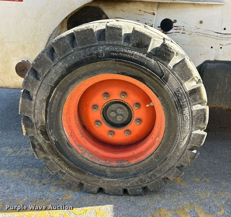 image for item NJ9543 2003 Bobcat S250 skid steer loader