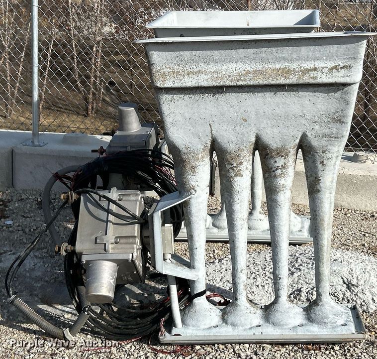 image for item NJ9545 (2) Whelen WPS4004 emergency sirens