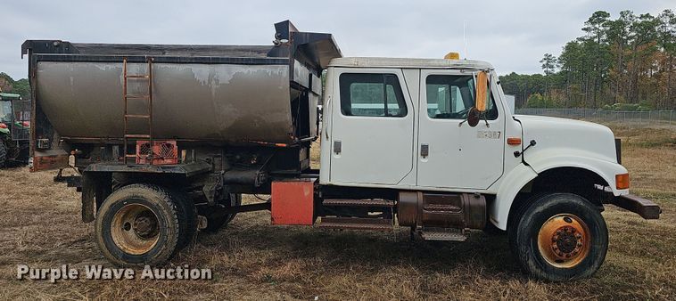 image for item NP9144 1994 International 4800 manure spreader truck