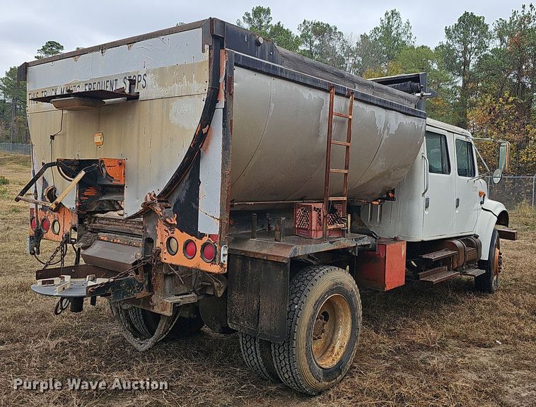 image for item NP9144 1994 International 4800 manure spreader truck