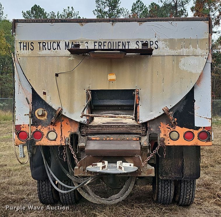 image for item NP9144 1994 International 4800 manure spreader truck
