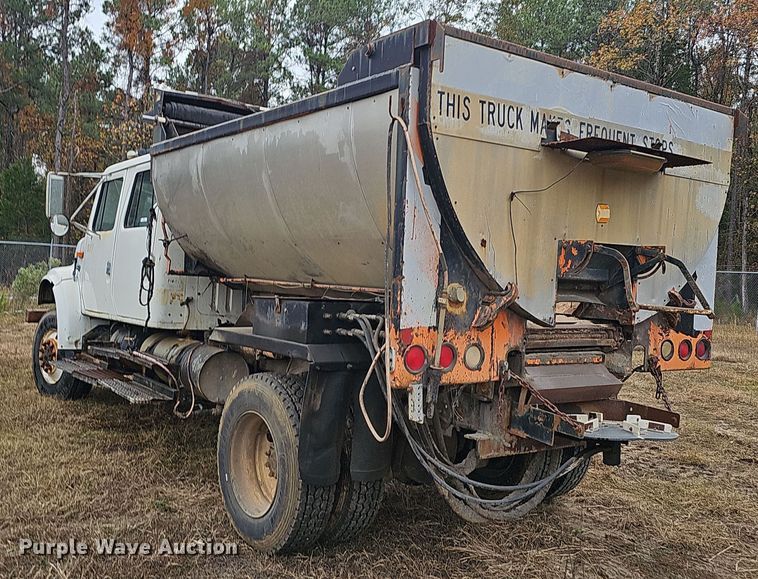 image for item NP9144 1994 International 4800 manure spreader truck