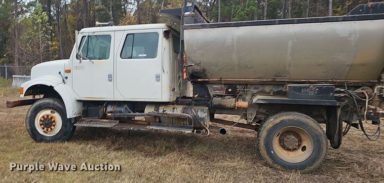 image for item NP9144 1994 International 4800 manure spreader truck