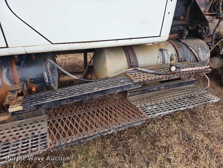 image for item NP9144 1994 International 4800 manure spreader truck