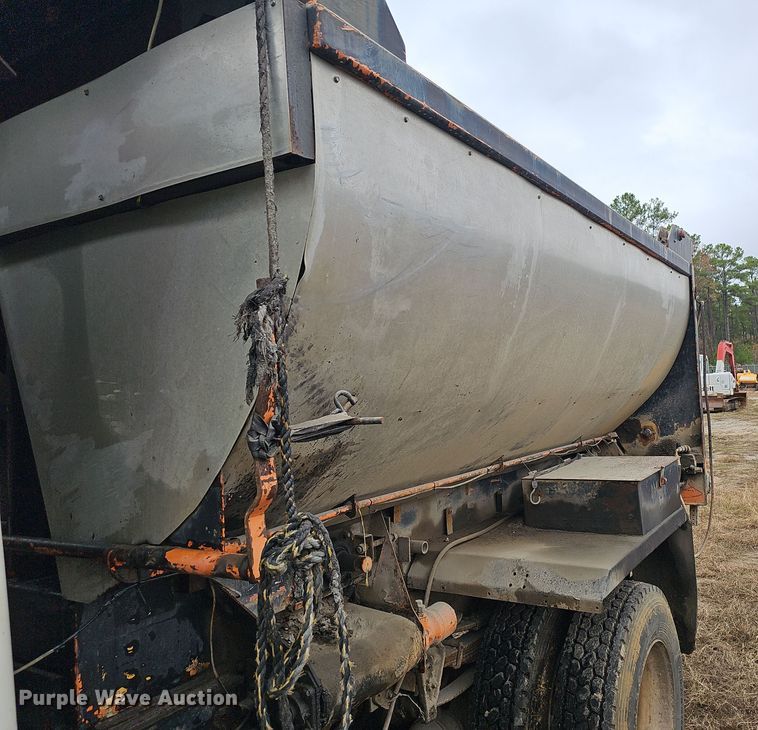 image for item NP9144 1994 International 4800 manure spreader truck