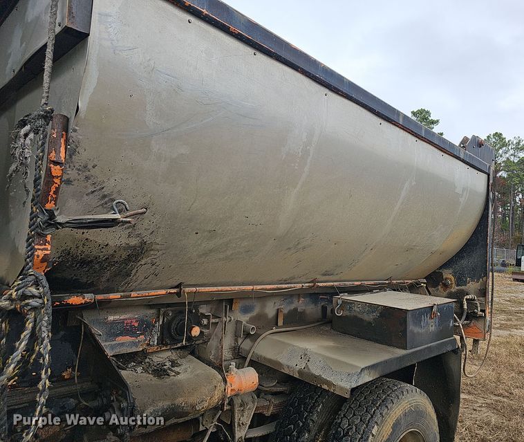 image for item NP9144 1994 International 4800 manure spreader truck