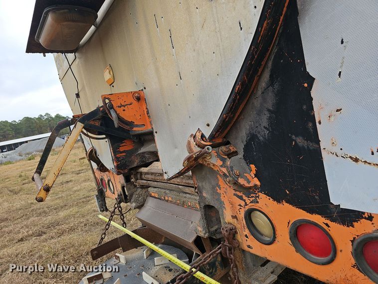 image for item NP9144 1994 International 4800 manure spreader truck