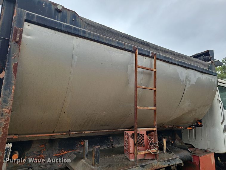 image for item NP9144 1994 International 4800 manure spreader truck