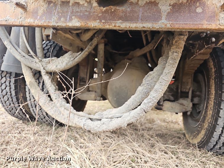 image for item NP9144 1994 International 4800 manure spreader truck