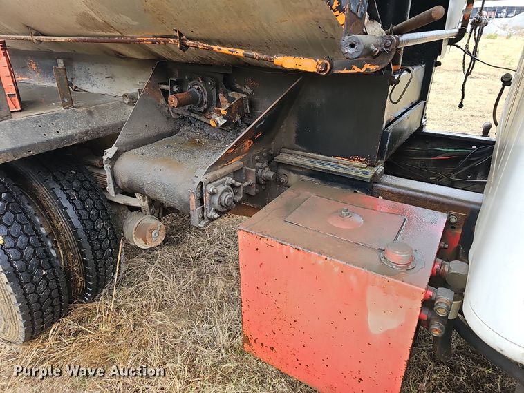 image for item NP9144 1994 International 4800 manure spreader truck