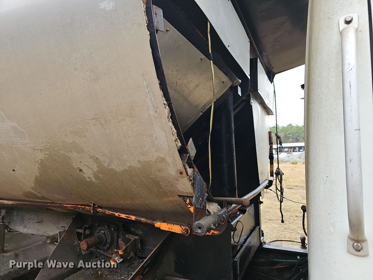 image for item NP9144 1994 International 4800 manure spreader truck