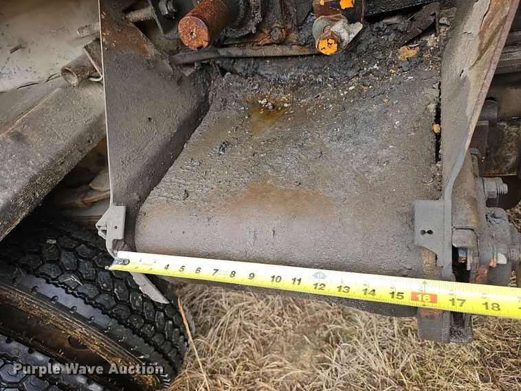 image for item NP9144 1994 International 4800 manure spreader truck