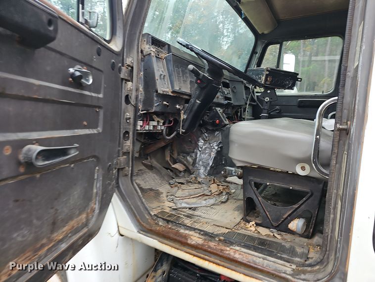 image for item NP9144 1994 International 4800 manure spreader truck