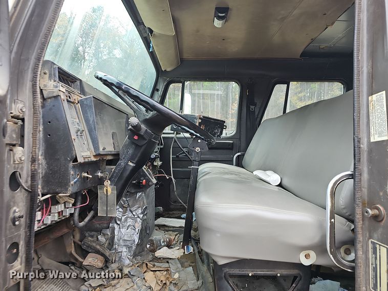 image for item NP9144 1994 International 4800 manure spreader truck