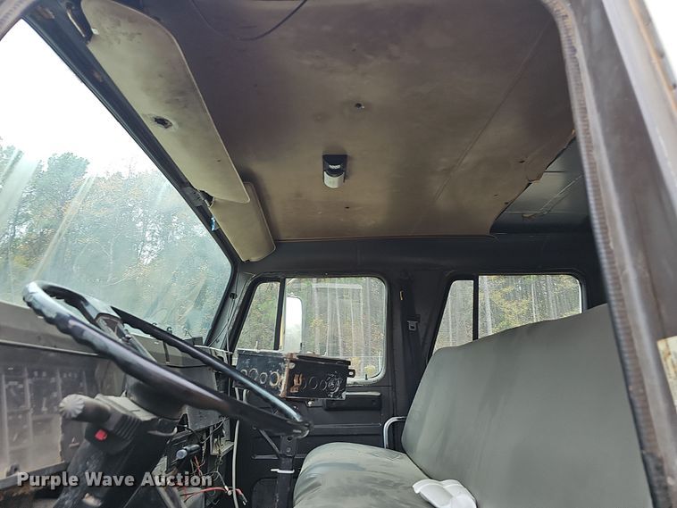 image for item NP9144 1994 International 4800 manure spreader truck