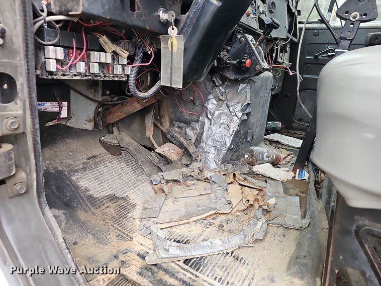 image for item NP9144 1994 International 4800 manure spreader truck