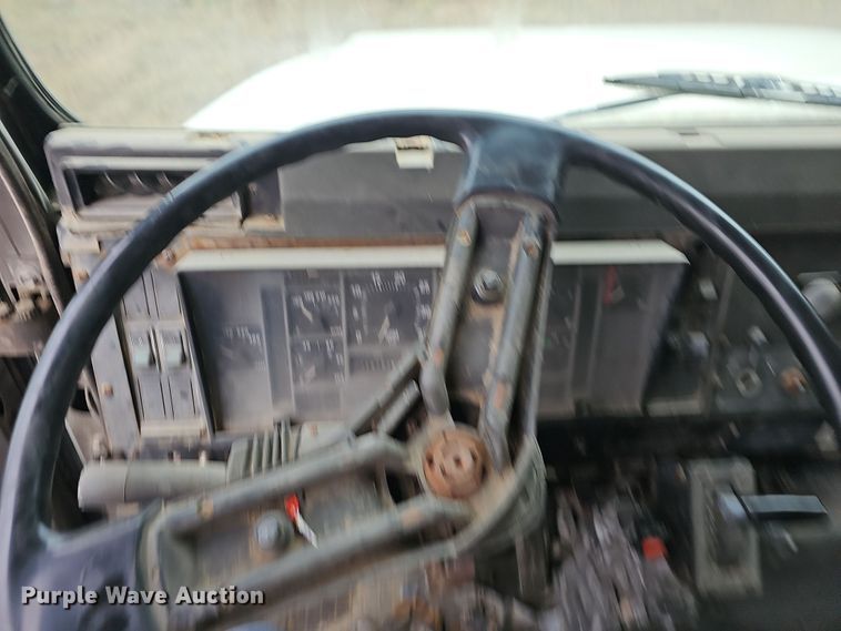 image for item NP9144 1994 International 4800 manure spreader truck