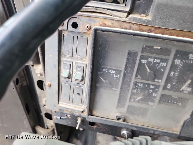 image for item NP9144 1994 International 4800 manure spreader truck