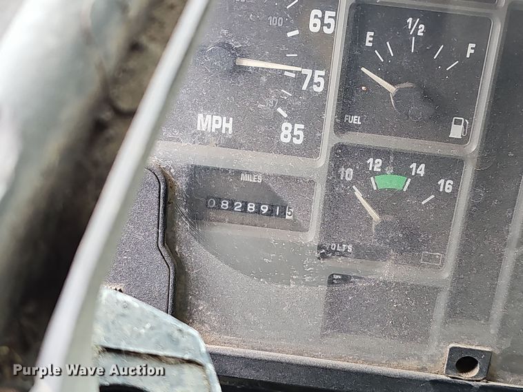 image for item NP9144 1994 International 4800 manure spreader truck