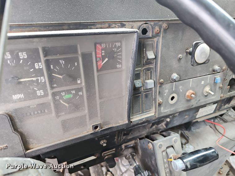 image for item NP9144 1994 International 4800 manure spreader truck