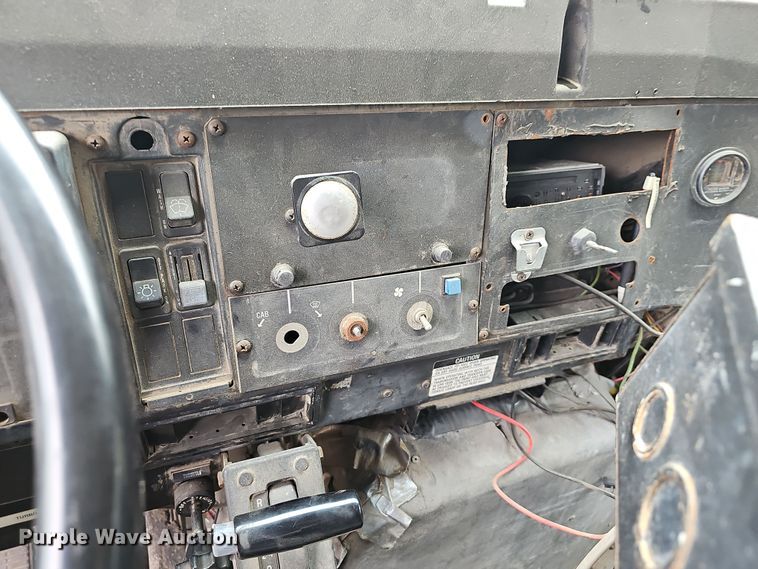 image for item NP9144 1994 International 4800 manure spreader truck