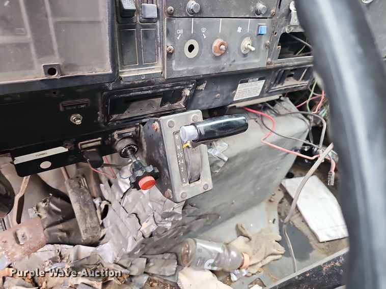 image for item NP9144 1994 International 4800 manure spreader truck