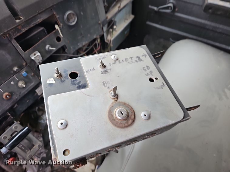 image for item NP9144 1994 International 4800 manure spreader truck