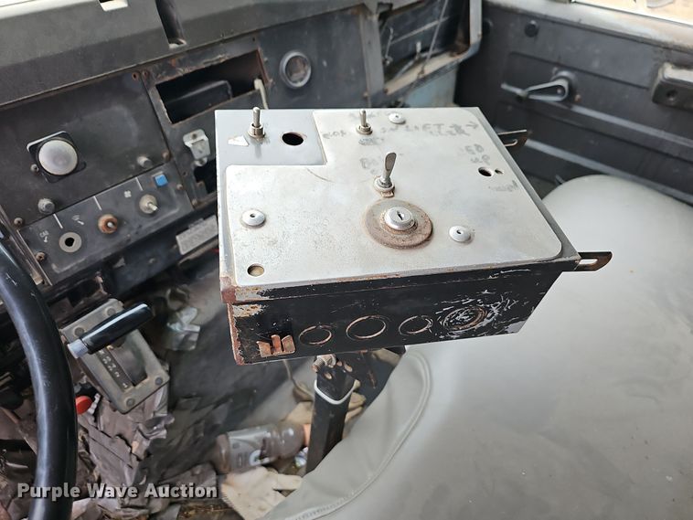 image for item NP9144 1994 International 4800 manure spreader truck