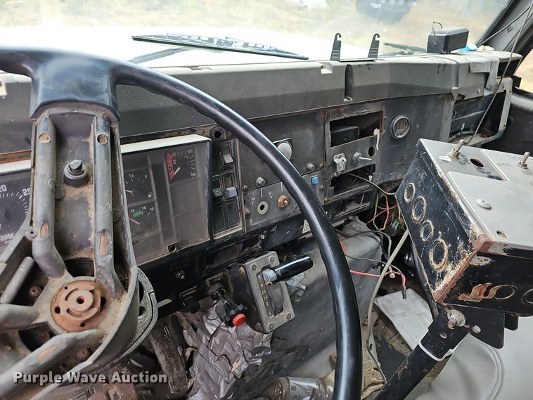 image for item NP9144 1994 International 4800 manure spreader truck