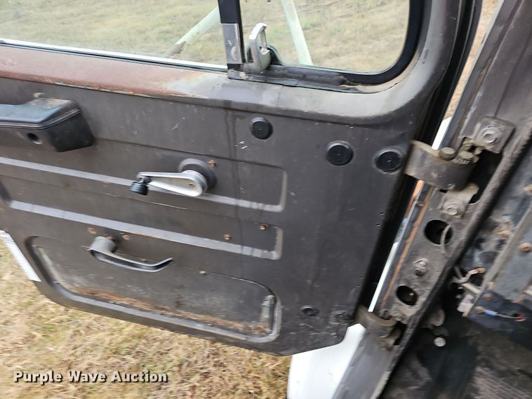 image for item NP9144 1994 International 4800 manure spreader truck